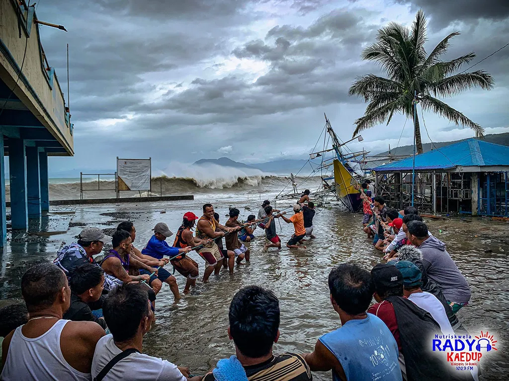 An example of the community comming together to help one another during the storm.